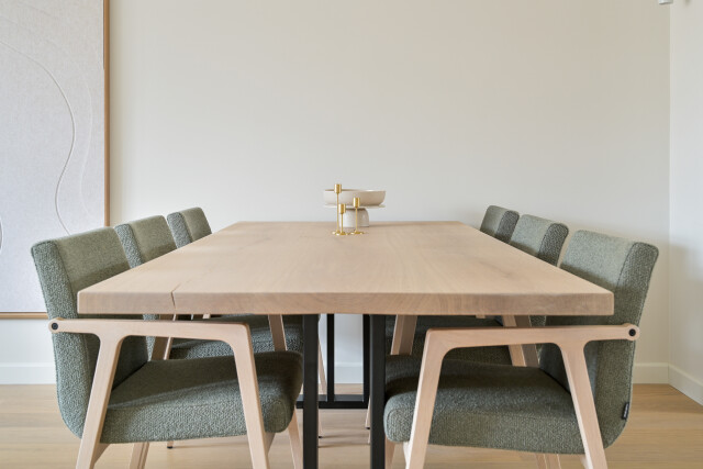 Take a look inside cabinets, tables and more, custom-made by Meubelmakerij De Stoof in Oegstgeest.