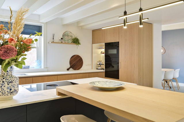 Take a look inside the custom-made oak kitchen by Meubelmakerij De Stoof in Gouda