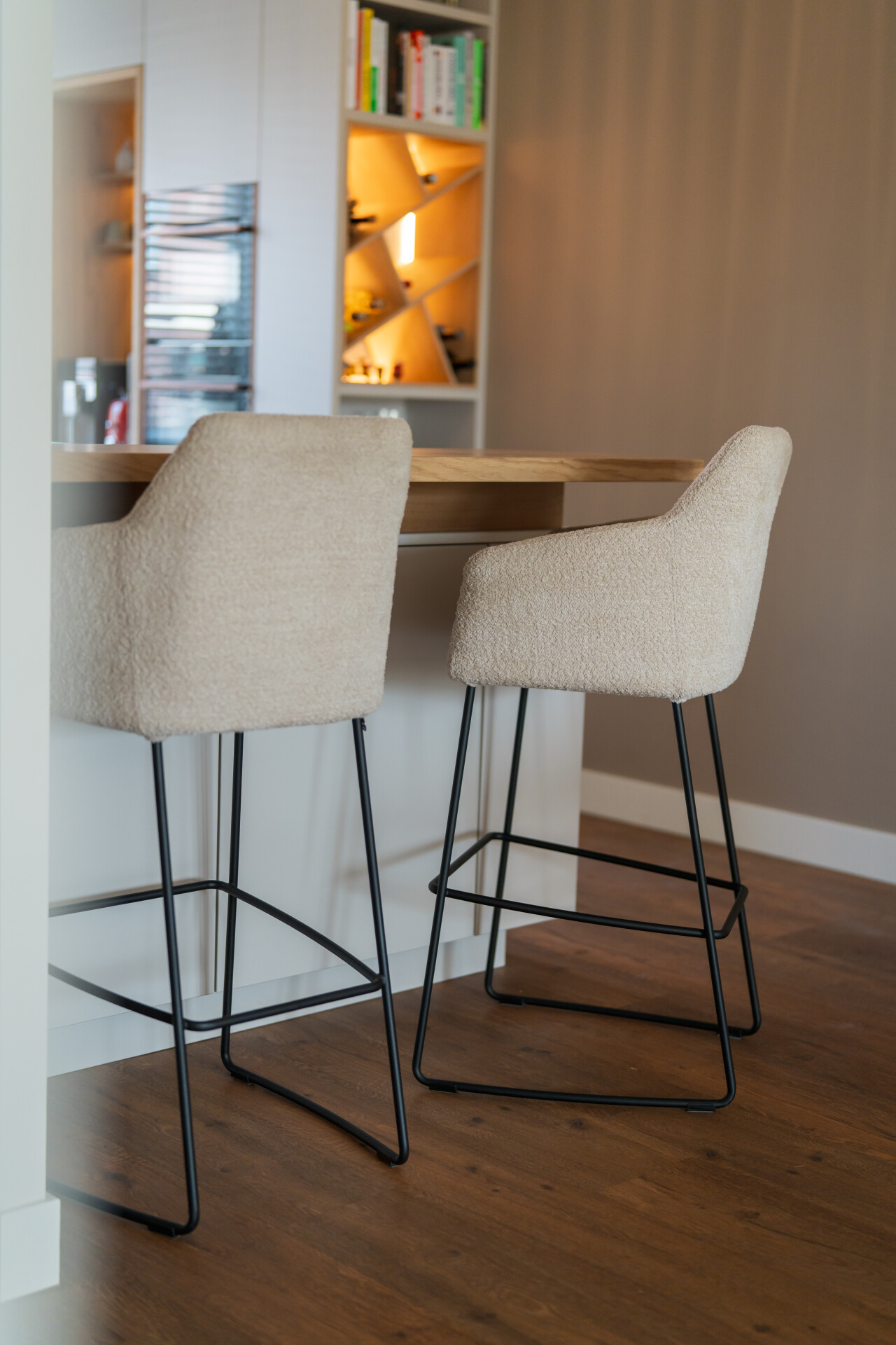 De juiste barkruk maakt je keuken of bar helemaal af. Ontdek de stijlvolle barkrukken van Mobitec, waar comfort en design perfect samenkomen. Onze barkrukken zijn volledig naar wens samen te stellen, zodat ze perfect passen bij jouw interieur en keukensti