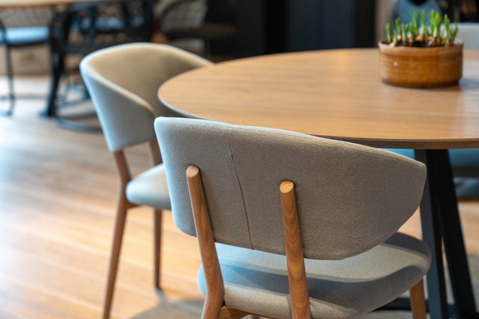 De karakteristieke kleur van het noten in combinatie met wat knoesten en spinthout maakt van elke tafel een bijzondere tafel. Veel kleurnuances geven het hout een eigen look.