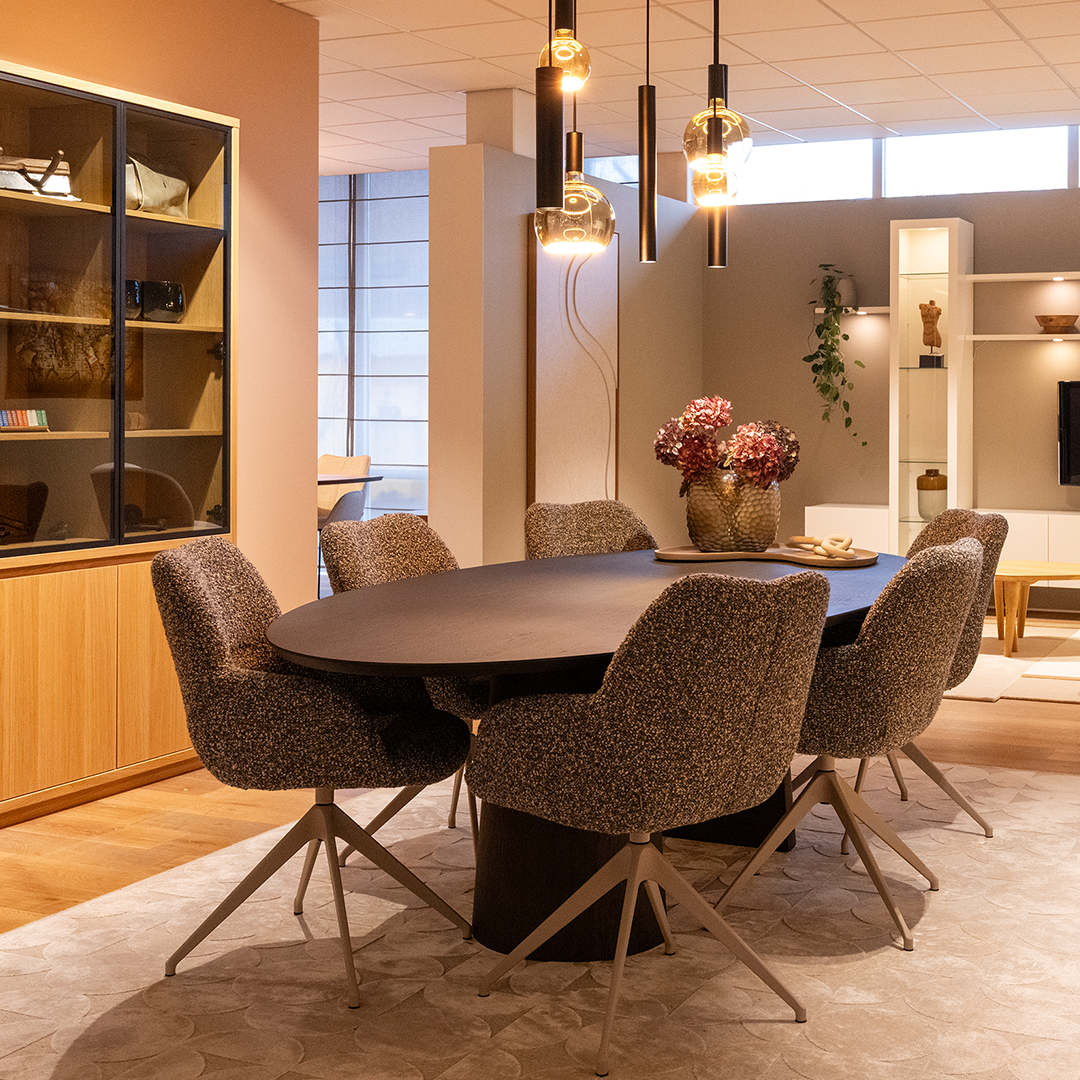 Een op maat gemaakte eettafel, bar, of salontafel bestelt u bij Meubelmakerij De Stoof in Leidschendam