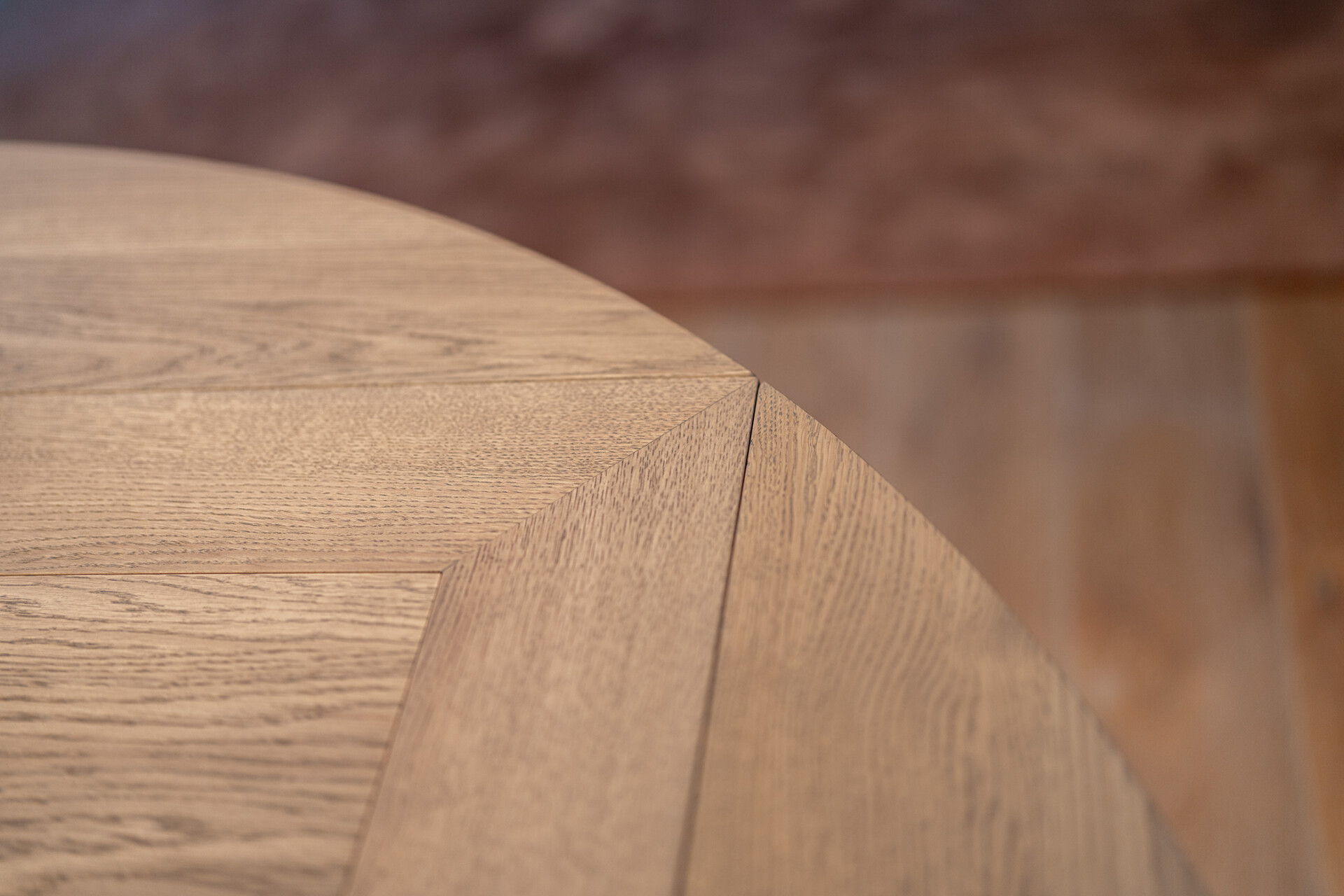 Een ronde tafel is perfect voor lange avonden tafelen. Laten maken in Lisse, Amsterdam, Voorschoten en Den Haag