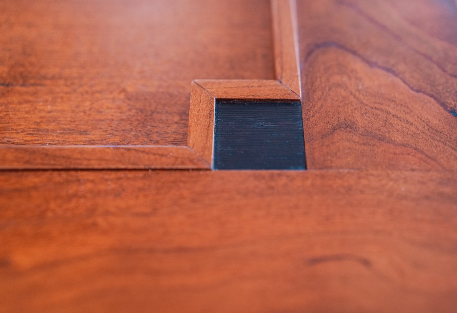 Kersenhout is geschikt voor alle soorten meubels. Het heeft een fijne structuur en van nature een lichte tot donkere roodbruine kleur. Door het gebruik van olie blijft de fraaie tekening in het hout l
