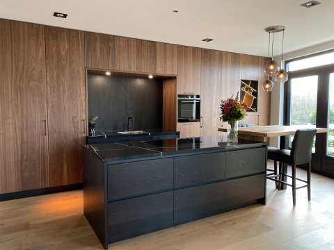 Keuken met notenhout wandkast en hookeiland van eikenhout